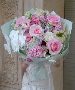 Bó hoa hồng pastel - Hoa hồng, lan hồ điệp, phi yến tím, cát tường -V138