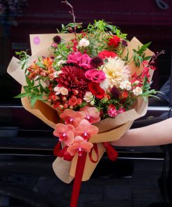 Bó hoa cùng thược dược, lan hồ điệp, cát tường hồng đậm, địa lan cam, hoa hồng đỏ - V132