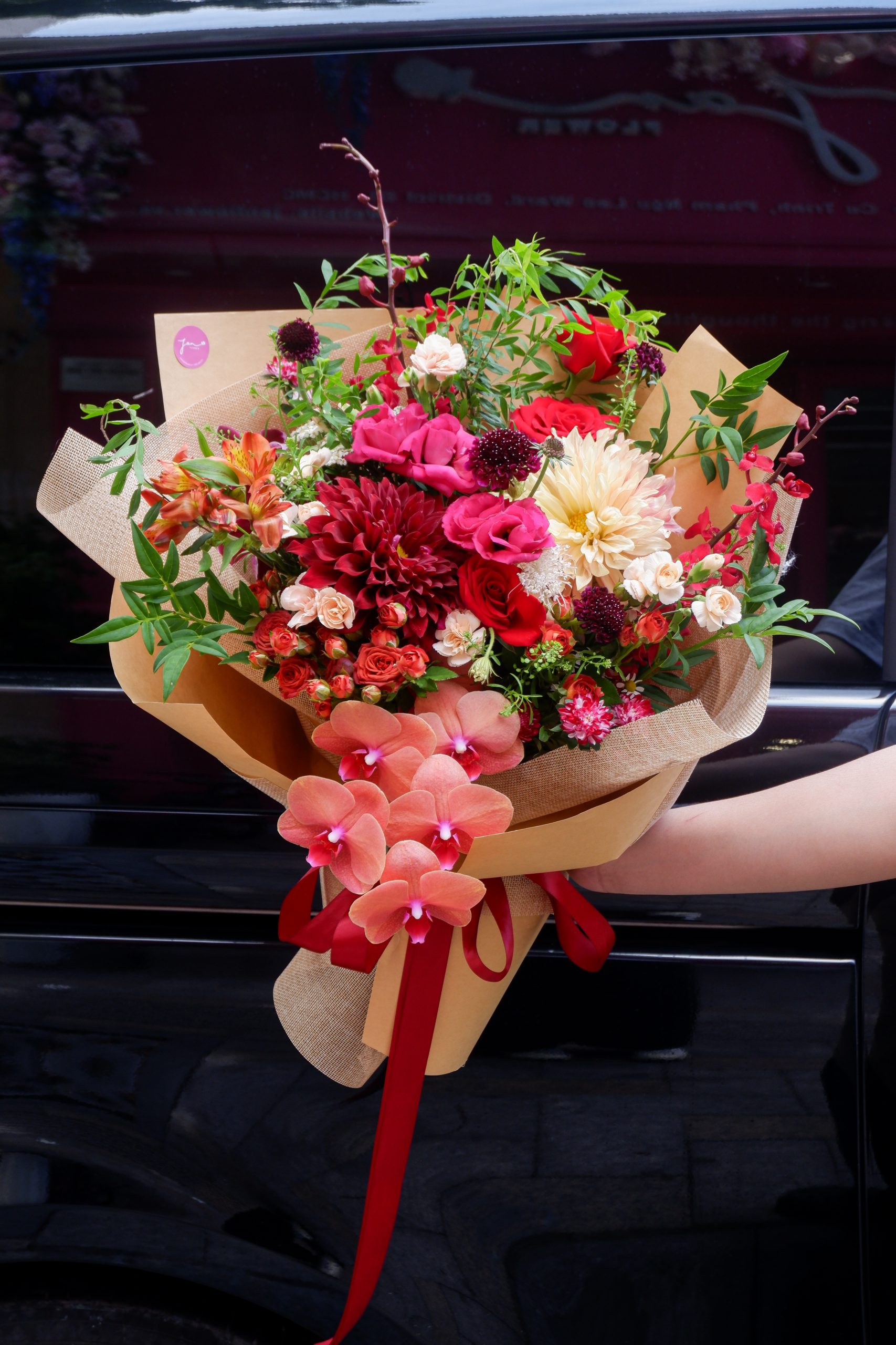 Bó hoa cùng thược dược, lan hồ điệp, cát tường hồng đậm, địa lan cam, hoa hồng đỏ - V132