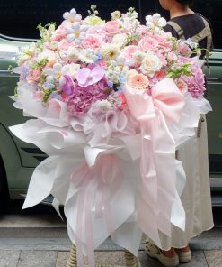 Bó hoa size lớn - Kết hợp tú cầu, hoa hồng, hoa chuông, tulip, phi yến, lan hồ điệp, thược dược cùng các hoa lá phụ bay bỏng khác - V126
