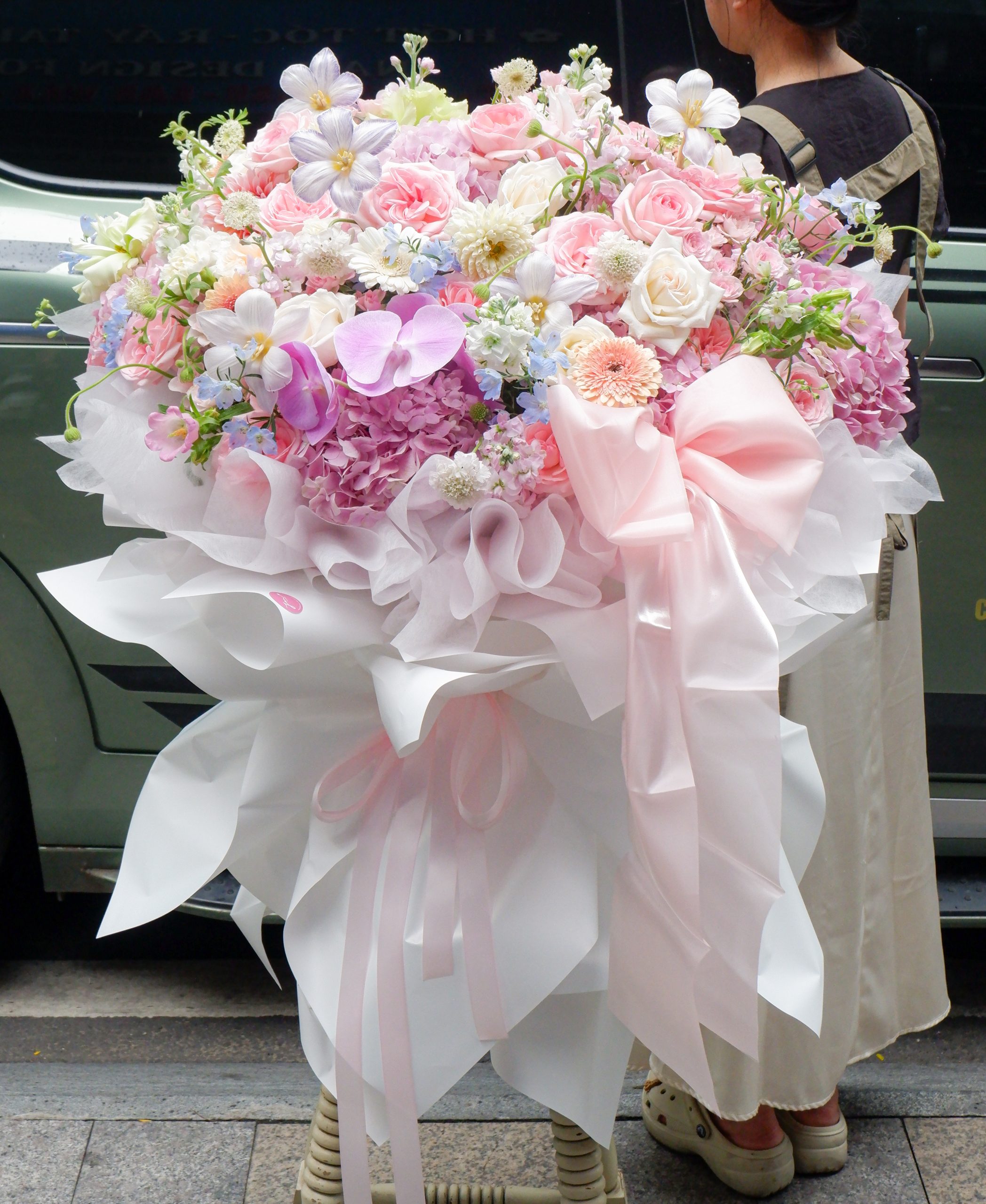 Bó hoa size lớn - Kết hợp tú cầu, hoa hồng, hoa chuông, tulip, phi yến, lan hồ điệp, thược dược cùng các hoa lá phụ bay bỏng khác - V126