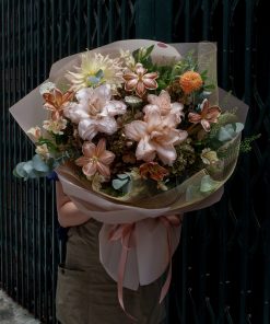 Bó hoa tone nấu đất mix cam - kết hợp lily, tú cầu, tulip, thuỷ tiên cùng hoa lá phụ - V133