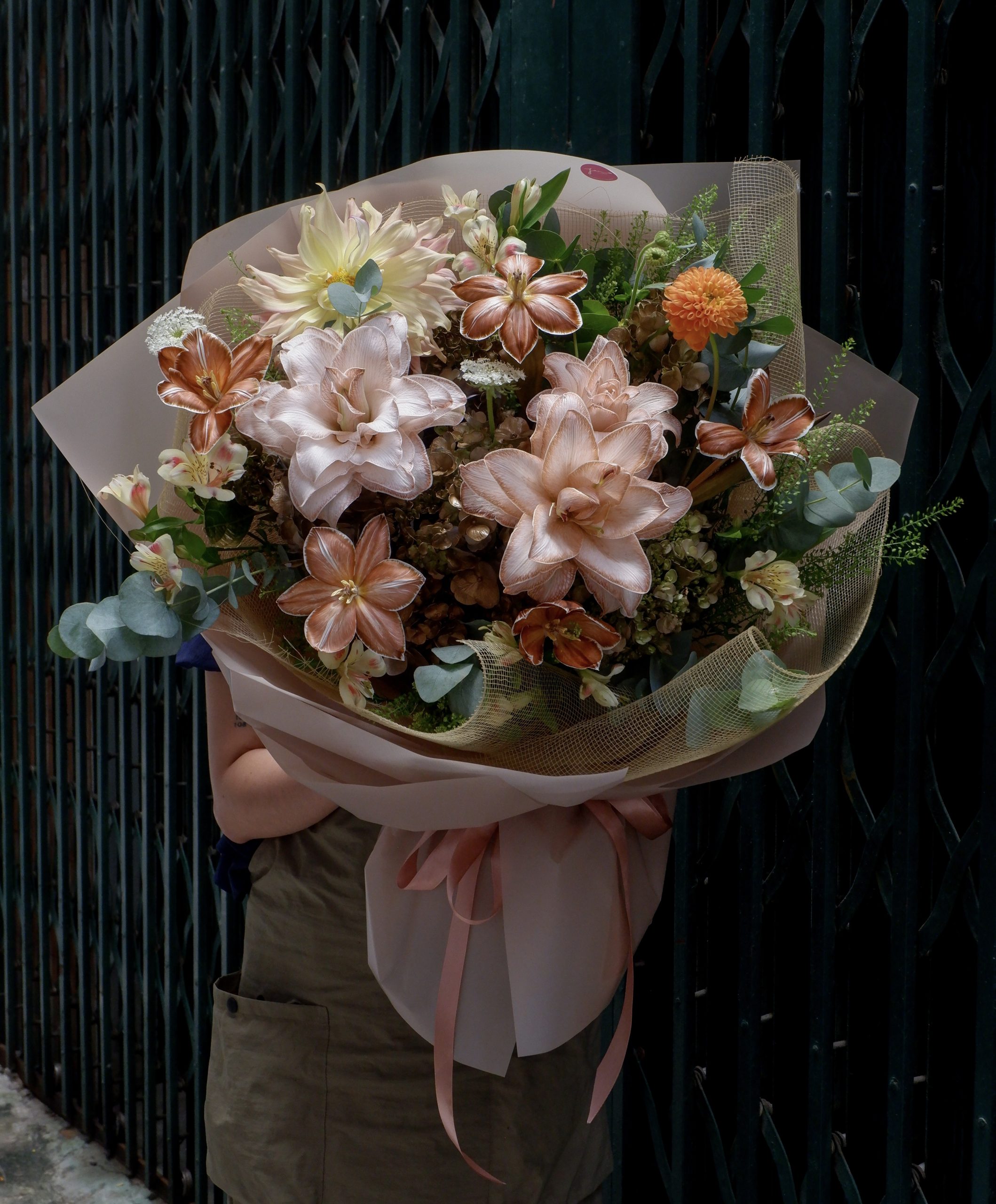 Bó hoa tone nấu đất mix cam - kết hợp lily, tú cầu, tulip, thuỷ tiên cùng hoa lá phụ - V133