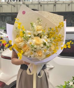 Bó hoa tone vàng - Hoa hồng viktor, tulip trắng, phi yến và lan vũ nữ - V134