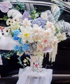 Ethereal Bloom – Nét Hoa Thanh Khiết, Kiêu Sa cùng hồng Ecuador trắng, ly trắng, cẩm tú cầu xanh tím viền trắng và hồng môn, điểm xuyết lông vũ bay bổng.