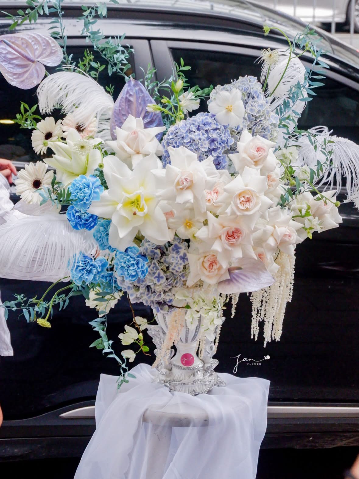 Ethereal Bloom – Nét Hoa Thanh Khiết, Kiêu Sa cùng hồng Ecuador trắng, ly trắng, cẩm tú cầu xanh tím viền trắng và hồng môn, điểm xuyết lông vũ bay bổng.