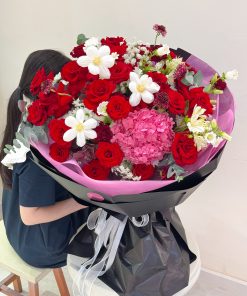 Bó hoa tone đỏ tươi kết hợp hoa hồng, tú cầu và tulip trắng- V141