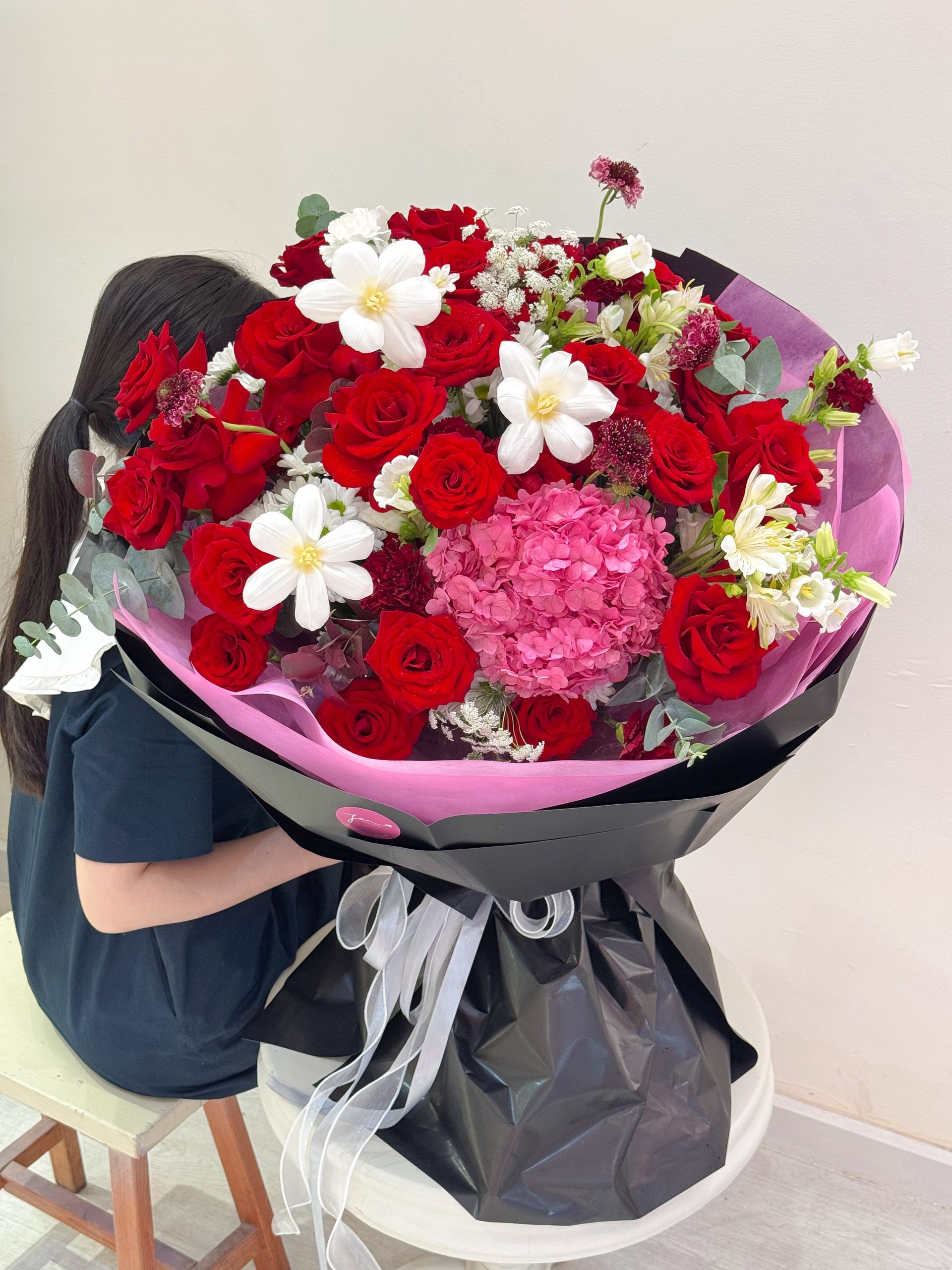 Bó hoa tone đỏ tươi kết hợp hoa hồng, tú cầu và tulip trắng- V141